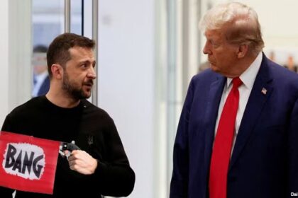 President Donald Trump and Ukraine President Zelensky in White House talking.