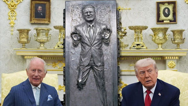 King Charles and President Trump sitting inside Oval Office with UK Prime Minister in carbonite behind them.