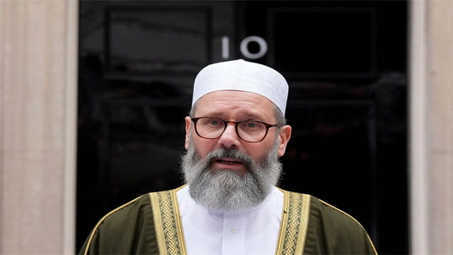 Keir Starmer dressed as a Muslim man standing in front of UK prime minister's office.