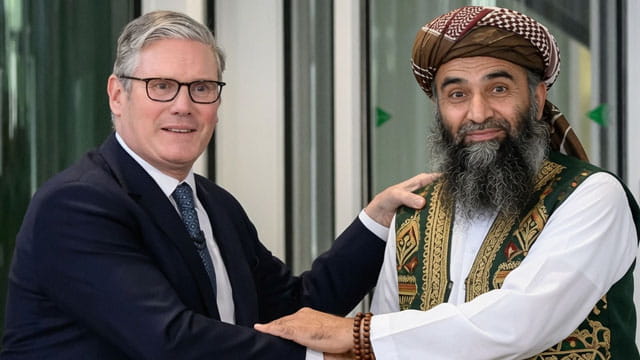 UK Prime Minister Keir Starmer shaking hands with Pakistani male Muslim grooming gang member.