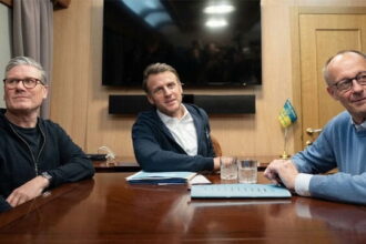 Keir Starmer, Emmanuel Macron, and Fred Merz on a train with a little bag filled with a white powder resembling cocaine.