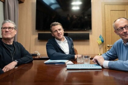 Keir Starmer, Emmanuel Macron, and Fred Merz on a train with a little bag filled with a white powder resembling cocaine.